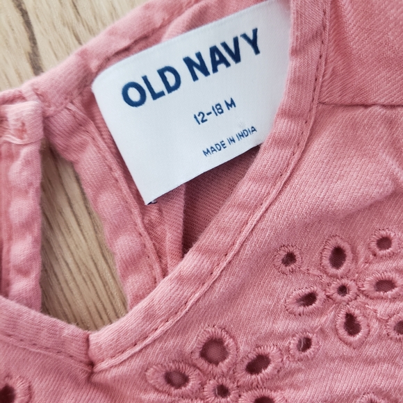 Two old navy dresses 12-18 months - Picture 3 of 7